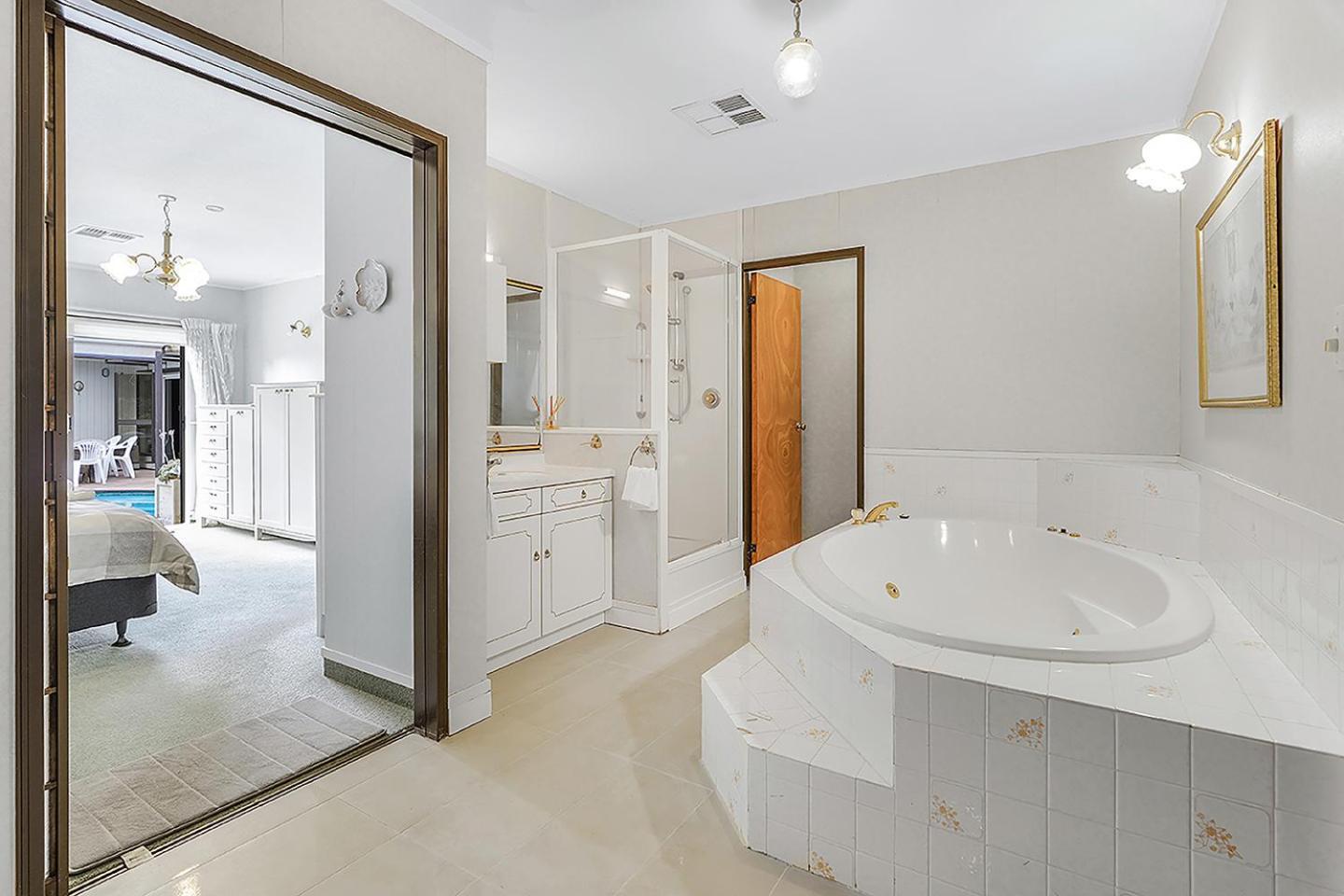 Wow, Spacious Home With A Pool Hamilton Ngoại thất bức ảnh