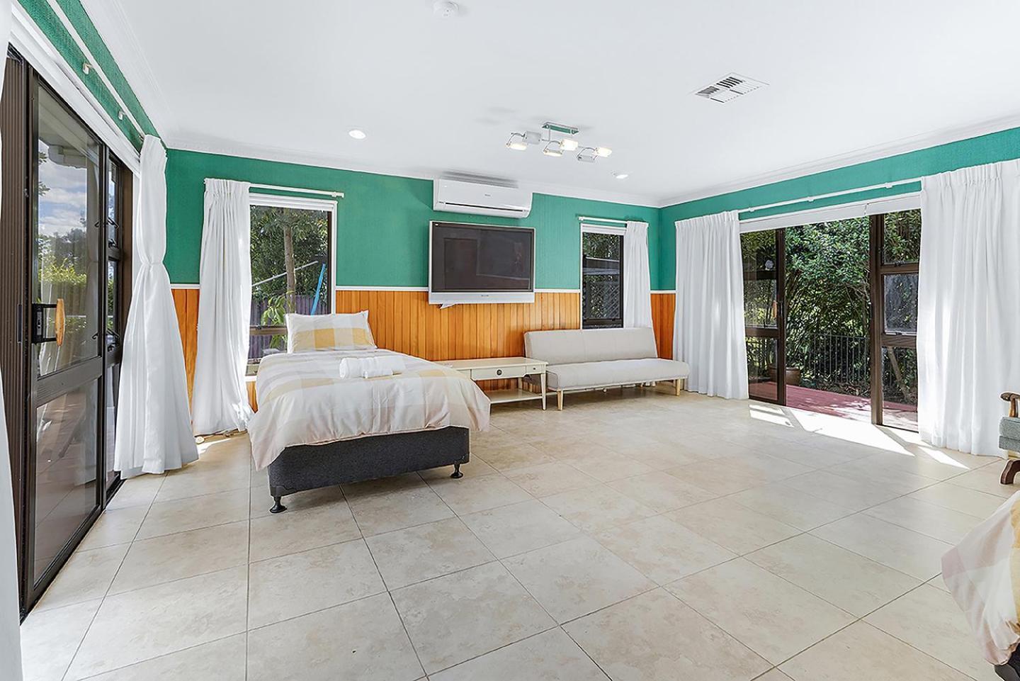 Wow, Spacious Home With A Pool Hamilton Ngoại thất bức ảnh